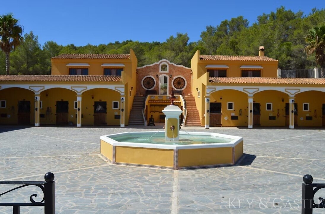 Exklusives Luxusgestüt auf Ibiza – Traumhafte Lage, exklusives Wohnen und Platz für über 100 Pferde! Exklusives Luxusgestüt auf Ibiza – Traumhafte Lage, exklusives Wohnen und Platz für über 100 Pferde!