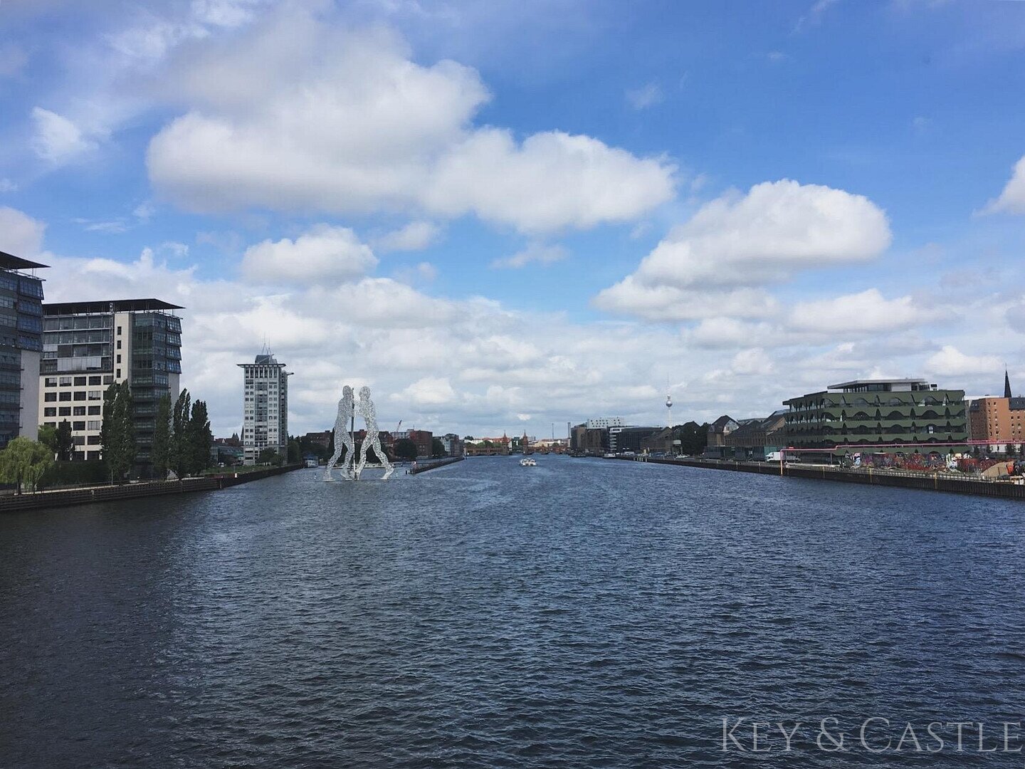 Helle 2-Zimmer Wohnung direkt an der Spree Helle 2-Zimmer Wohnung direkt an der Spree