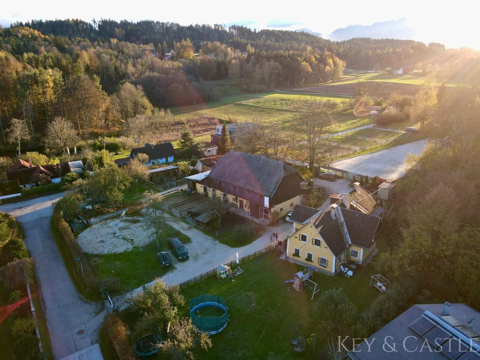 Wunderschönes Anwesen mit Landhaus, Pferdestallungen und Koppeln mit Wörtherseeblick Wunderschönes Anwesen mit Landhaus, Pferdestallungen und Koppeln mit Wörtherseeblick