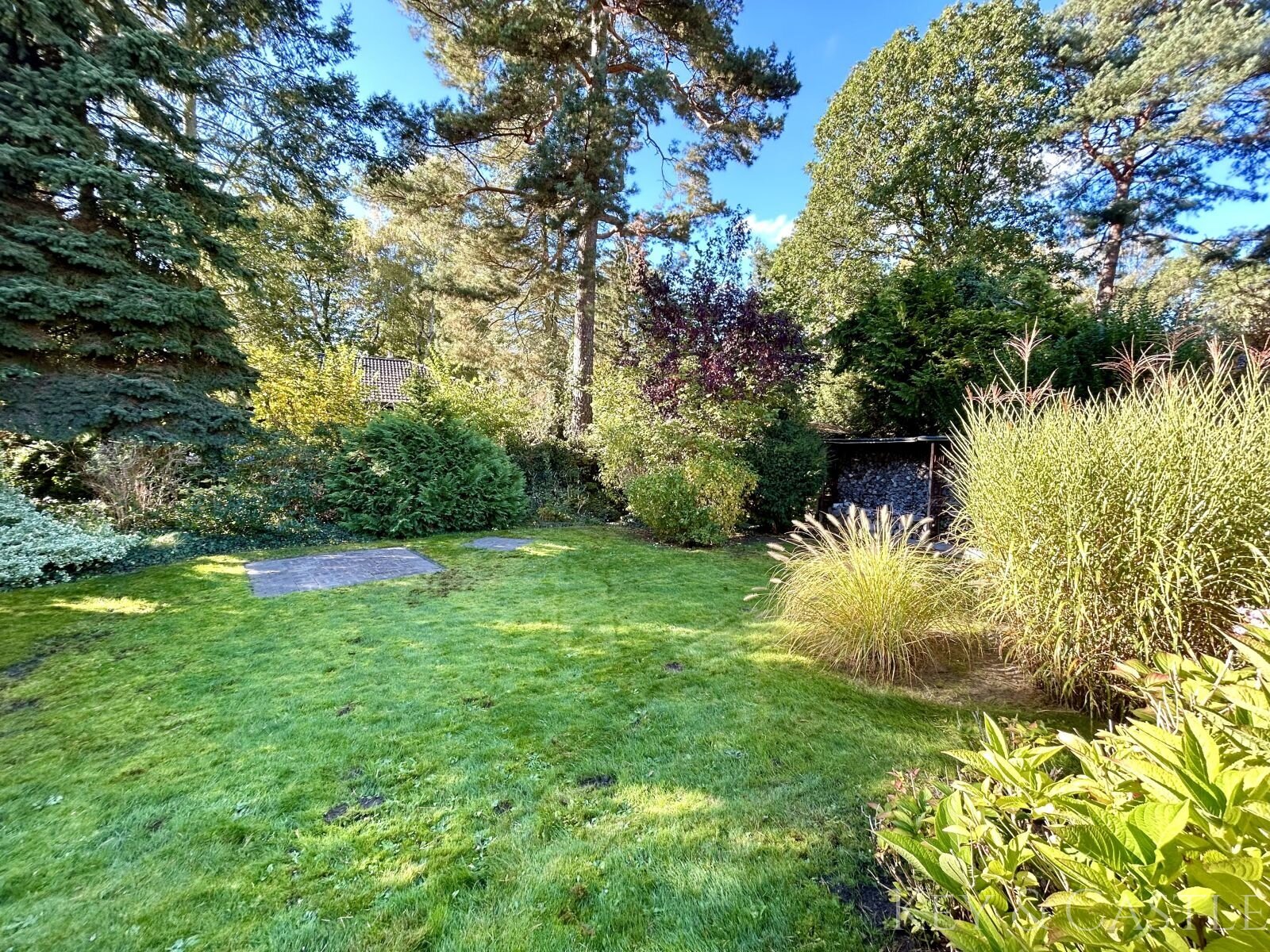 Garten mit gepflastertem Sitzplatz sowie Grillplatz 