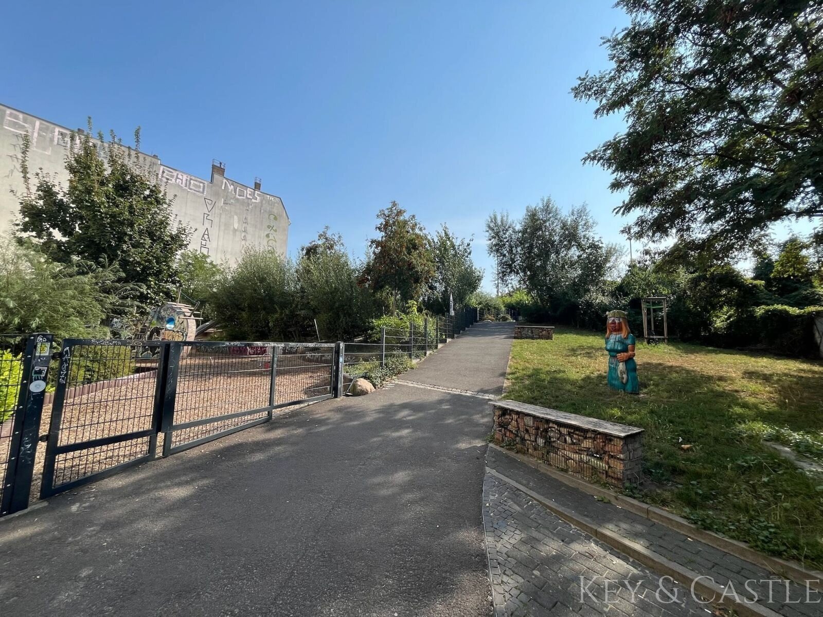 Playground around the corner (distance: 60m)