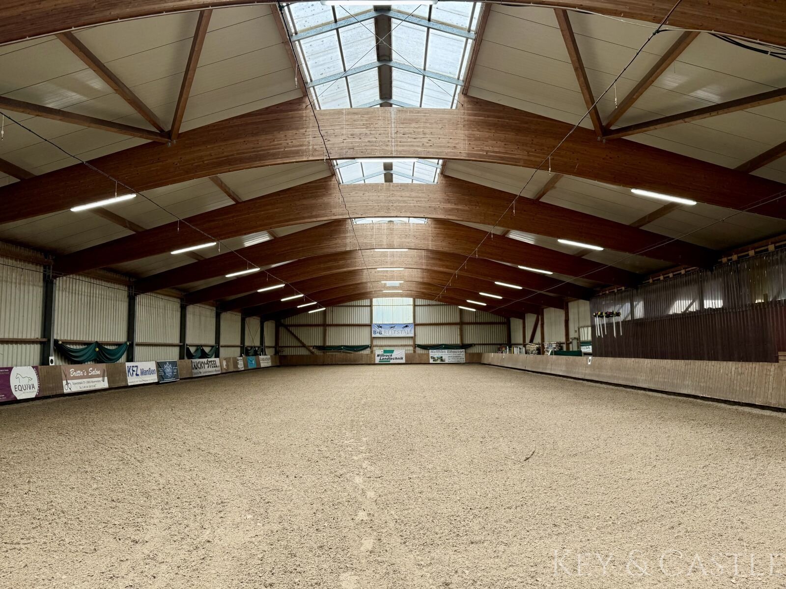 **provisionsfrei**Gepflegte Reitanlage mit erstklassigen Trainingsmöglichkeiten und Wohnhaus **provisionsfrei**Gepflegte Reitanlage mit erstklassigen Trainingsmöglichkeiten und Wohnhaus