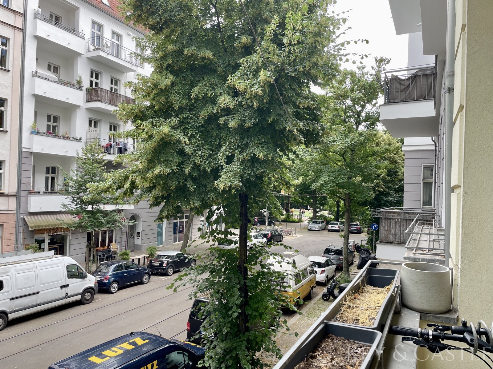 Blick vom Balkon zum Traveplatz