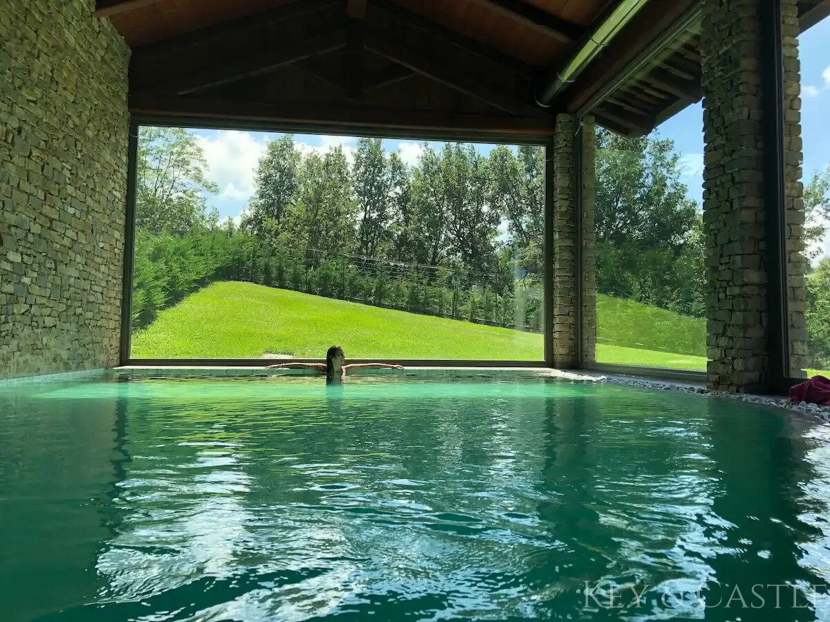 Schwimmbad mit Bergblick